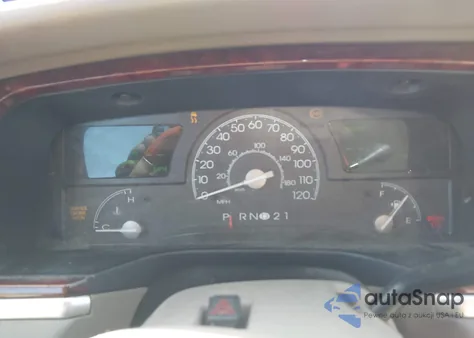 2003 Lincoln Town Car Signature z USA, uszkodzony, nr VIN 1LNHM82W63Y693150